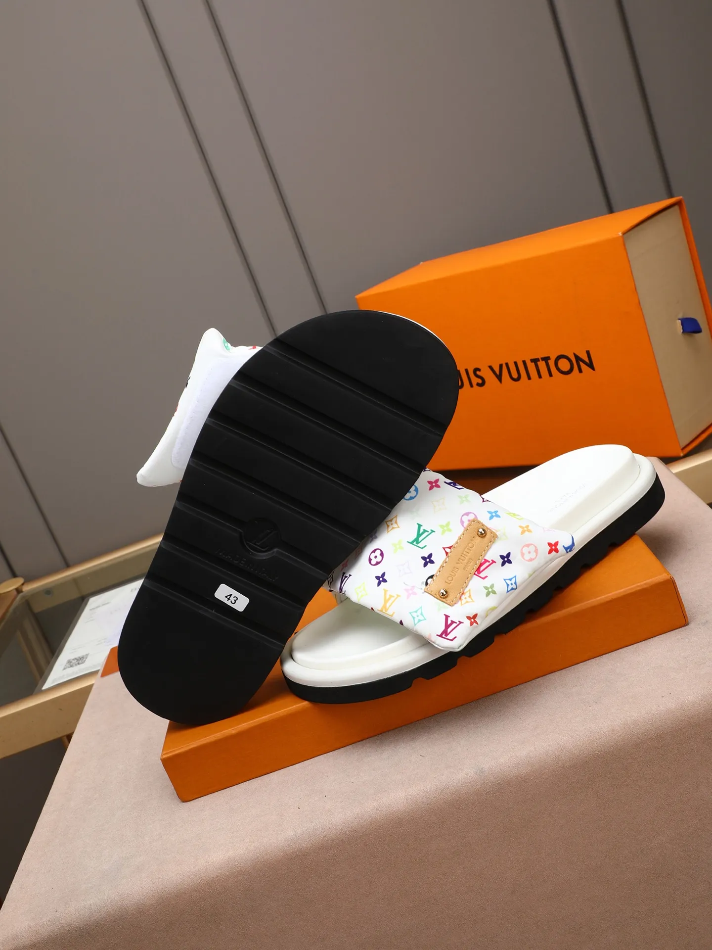 PP360 [LOUIS VUITTON] Louis Vuitton, LV printing, men's and women's slippers are on the market. The drawer box packaging comes with a cloth bag and a card. The upper pattern looks very soft and waxy, and it is a super versatile leg slimming tool. Fabric: imported denim/canvas/old fabric, LV hardware LOGO, official website pattern printing, comfortable to wear, feet: high-elastic PU water table. Sole: foam sole, heel height: about 5cm. Code number: 35-46, 35, 45, 46 are custom-made and non-returnable. Color: multiple colors and styles available.